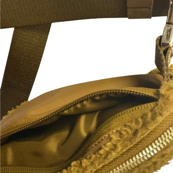 Lululemon Everywhere Belt Bag 
Fleece - Picture 11 of 15